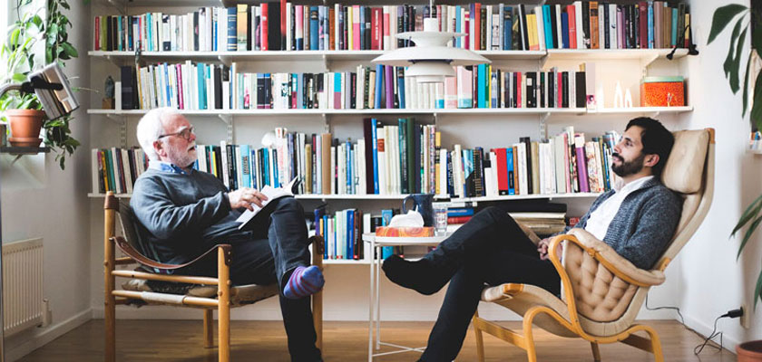 Θεραπευτής συζητάει στο γραφείο με τον θεραπευόμενο 