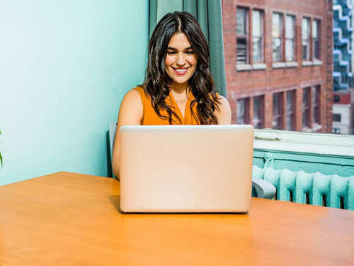 γυναίκα ανακαλύπτει ότι η διαδικτυακή ψυχοθεραπεία αποδεικνύεται το ίδιο αποτελεσματική με τη δια ζώσης