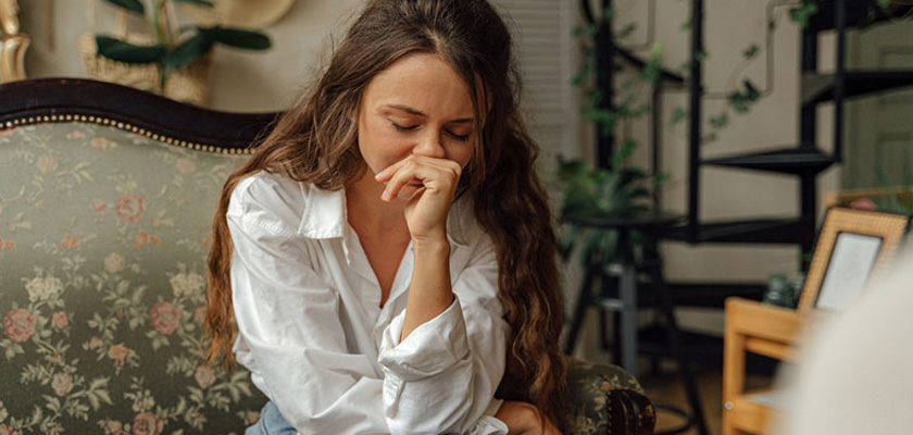 θεραπευτής αντιμετωπίζει τον θεραπευόμενο με ενσυναίσθηση, φροντίδα, σύνδεση