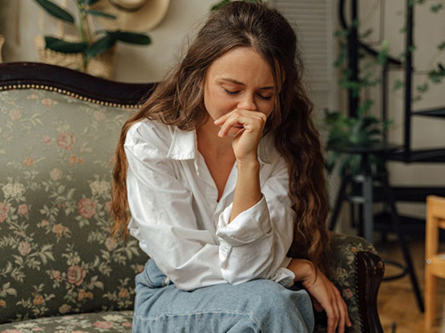 θεραπευτής αντιμετωπίζει τον θεραπευόμενο με ενσυναίσθηση, φροντίδα, σύνδεση