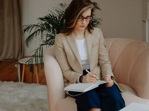 θεραπεύτρια κατανοεί και διατηρεί τα όρια στην ψυχοθεραπεία