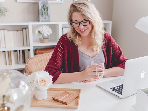 γυναίκα αναρωτιέται μήπως η πανδημία άλλαξε τον τρόπο που γίνεται η ψυχοθεραπεία