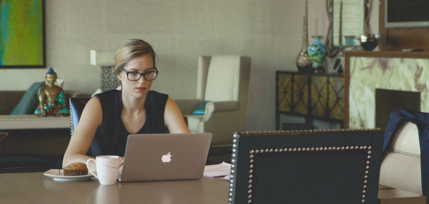 θεραπεύτρια στο γραφείο της κοιτάει το laptop της