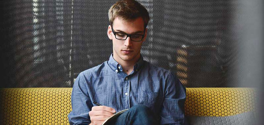 άνδρας σε καναπέ με χαρακτηριστικά ενός επιτυχημένου ψυχοθεραπευτή