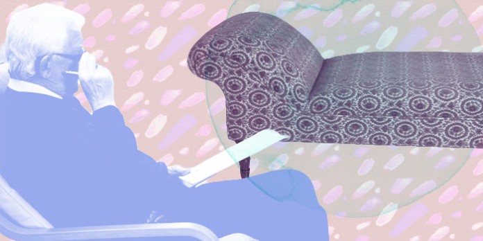 θεραπευτής που κάθεται μπροστά σε ένα άδειο ανάκλιντρο