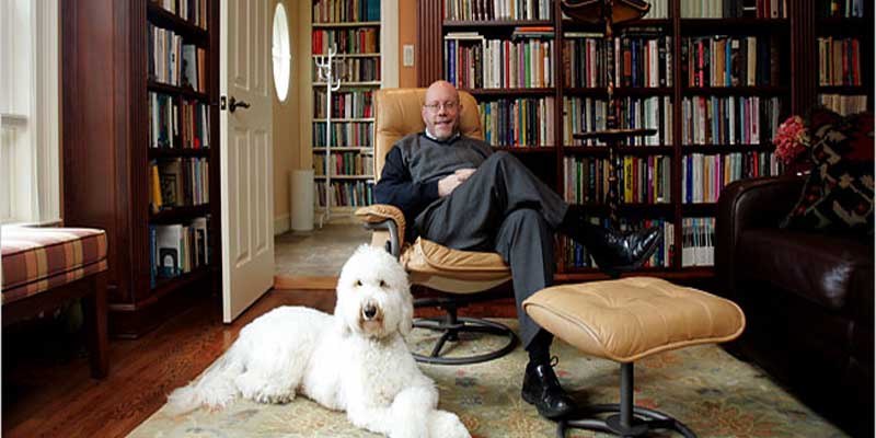 φωτογραφία θεραπευτή στο γραφείο του με τον σκύλο του